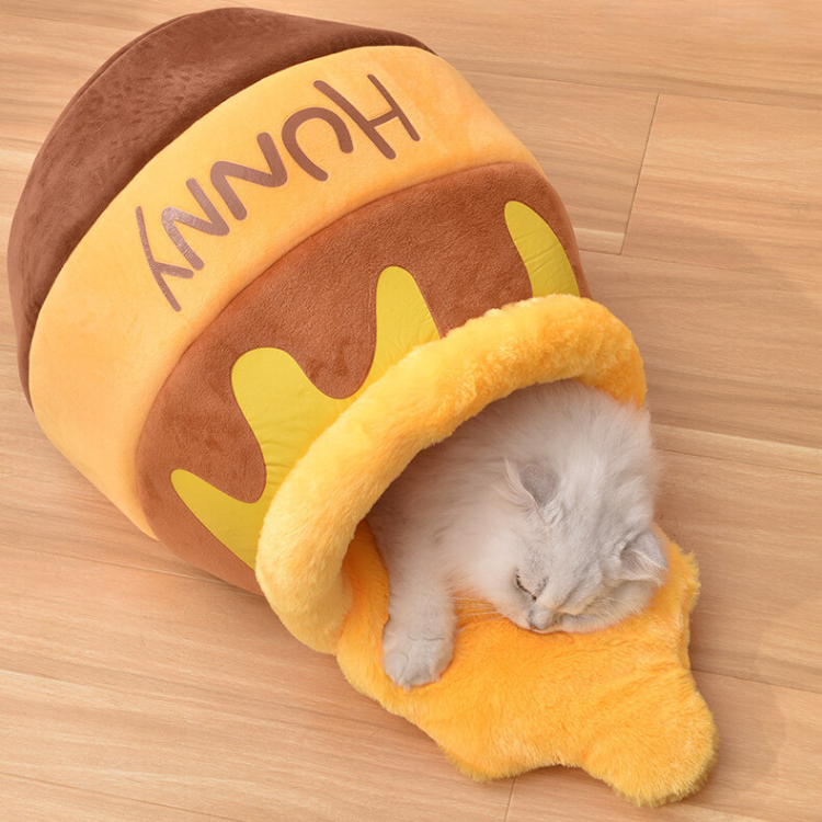 Cozy Covered Cat Bed - Perfect for Autumn & Winter Comfort